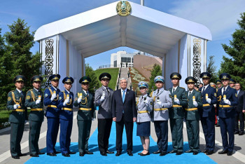 Фотография к новости: 12 выпускников вузов получили офицерские погоны из рук Токаева