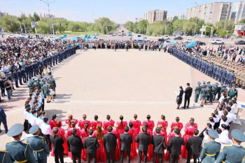 Фотография к новости: В Караганде три тысячи человек исполнили гимн Казахстана у подножия флагштока