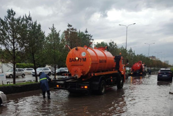 Фотография к новости: Астану затопило после дождя: более 100 единиц техники откачивают воду