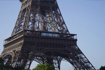 Фотография к новости: Эйфелеву башню украсили олимпийскими кольцами