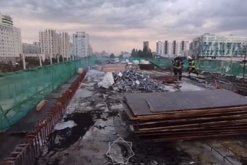 Фотография к новости: Столичные огнеборцы тушат пожар на ЛРТ