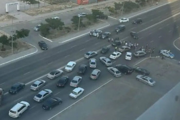 Фотография к новости: Жители одного из микрорайонов Актау перекрыли дорогу из-за отсутствия питьевой воды