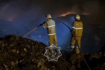 Фотография к новости: Почти два дня тушили пожар на мусорном полигоне в Конаеве