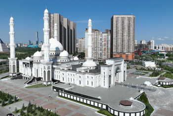 Фотография к новости: Токаев посетил мечеть Хазрет Султан