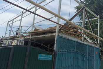 Фотография к новости: Трёхэтажку сносят в Алматы по решению суда