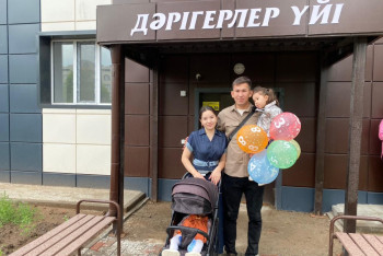 Фотография к новости: Поддержка молодых врачей: в Караганде медикам выдали служебные квартиры