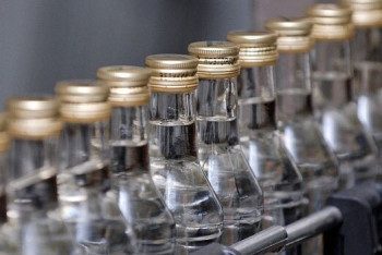 Фотография к новости: Более 20 тысяч бутылок суррогатного алкоголя изъяли в Акмолинской области