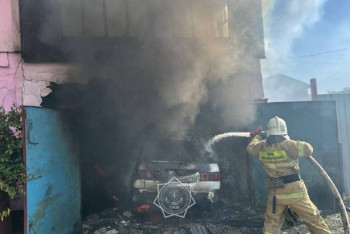 Фотография к новости: Крупный пожар в области Абай: огонь с авто перекинулся на дом
