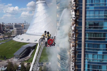 Фотография к новости: Восемь человек эвакуировали из горящего здания в районе "Хан-Шатыра" в Астане