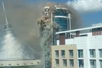 Фотография к новости: В Астане горит здание жилого комплекса на проспекте Туран