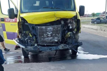 Фотография к новости: Машина скорой помощи врезалась в легковушку в ЗКО