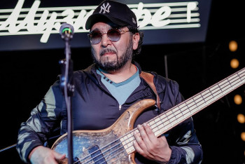 Фотография к новости: У Ерлана Кокеева украли гитару в аэропорту Алматы