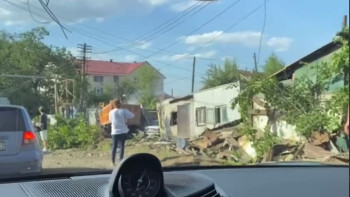 Фотография к новости: Грузовик снёс заборы нескольких частных домов в Алматы