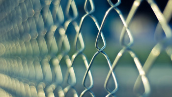 Фотография к новости: В суд из-за высоты забора подал на соседа житель Семея