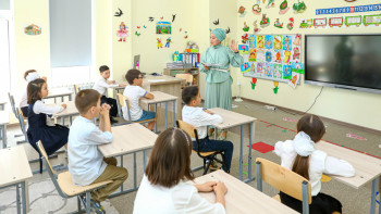 Фотография к новости: В четырёх регионах Казахстана достигнут 100-процентный приём в первые классы