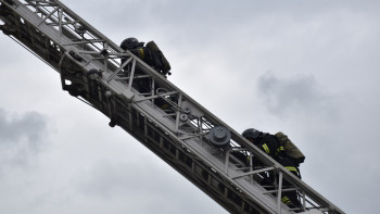 Фотография к новости: Пожар тушат в комплексе Нурлы-Тау в Алматы