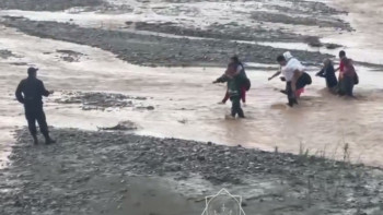 Фотография к новости: Люди застряли посреди реки в области Жетысу