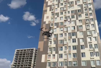 Фотография к новости: В Туркестане жителей многоэтажек об опасности для детей предупреждает дрон