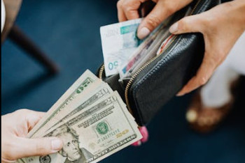 Фотография к новости: Британский миллиардер раздаст сотрудникам 650 млн долларов