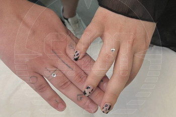 Фотография к новости: Молодожёны вживили в пальцы кристаллы вместо обручальных колец