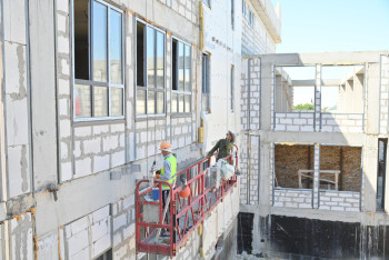 Фотография к новости: Мажилисмен проверил строительство "комфортной школы" в Шымкенте