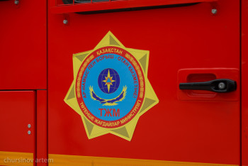 Фотография к новости: Более 30 человек эвакуировали из горящего здания в Уральске