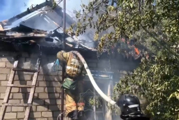 Фотография к новости: Двоих детей вытащили из окна горящего дома в ВКО