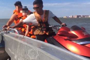 Фотография к новости: Гидроцикл с отдыхающими заглох посреди озера в Кокшетау