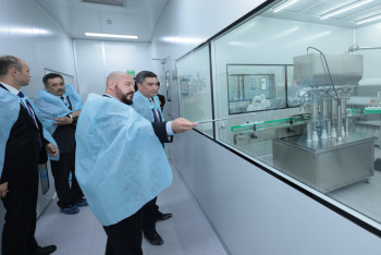 Фотография к новости: Олжасу Бектенову показали возможности отечественного фармпроизводства в ВКО