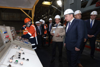 Фотография к новости: Олжас Бектенов вручил награды металлургам в ВКО