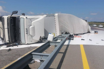 Фотография к новости: Фура с клеем ПВА опрокинулась на трассе "Астана-Петропавловск"