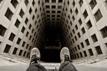 Фотография к новости: Мужчина выбросился из окна многоэтажки в Актобе