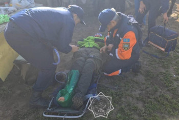 Фотография к новости: За женщиной, повредившей ногу в горах, спасатели вылетели на вертолете