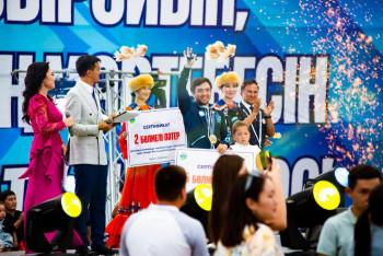 Фотография к новости: Елдосу Сметову подарили 5-комнатную квартиру и авто