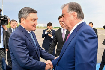 Фотография к новости: Эмомали Рахмон прибыл в Астану