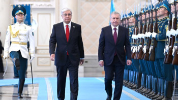 Фотография к новости: Касым-Жомарт Токаев встретил Шавката Мирзиёева в Акорде