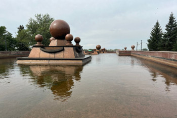 Фотография к новости: "Даже мхом обрастает": на грязь в городских фонтанах пожаловались жители Павлодара