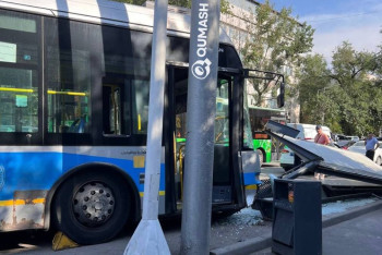 Фотография к новости: Троллейбус врезался в остановку в Алматы