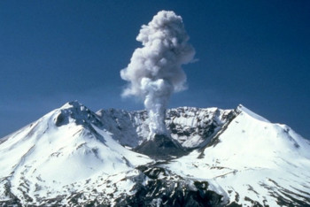 Фотография к новости: Вулкан Эбеко выбросил столб пепла высотой 2,5 км