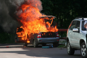Фотография к новости: Автомобиль загорелся во время движения: в МЧС дали рекомендации водителям
