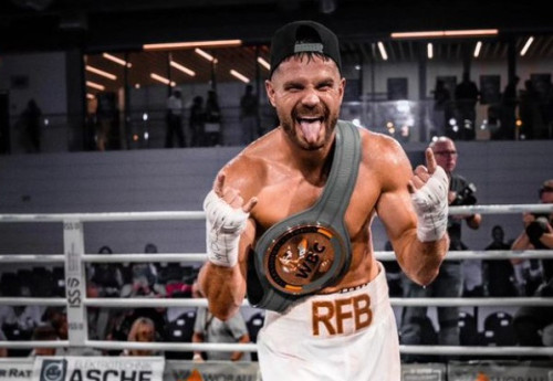 Фотография к новости: Боксёр из Казахстана побил непобеждённого  соперника из Германии в бою за титул WBC