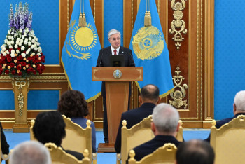 Фотография к новости: Глава государства поздравил работников нефтегазовой отрасли