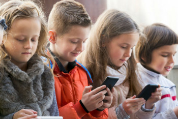 Фотография к новости: Греция запретила использование смартфонов в школах из-за кибербуллинга