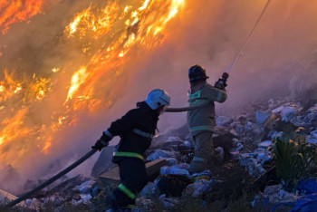 Фотография к новости: Пожар на мусорном полигоне тушат в Астане