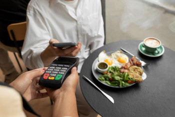 Фотография к новости: 10% за обслуживание в кафе и ресторанах планируют отменить в Казахстане