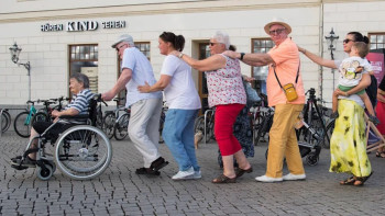 Фотография к новости: Вечеринка для пенсионеров старше 90 лет впервые прошла в Германии