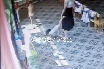 Фотография к новости: Воспитательница таскала девочку за ногу по детсаду в Шымкенте