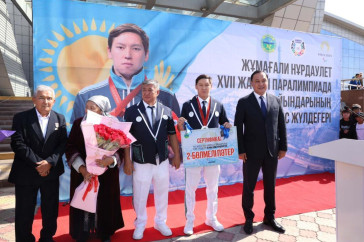 Фотография к новости: Параспортсмену Жумагали подарили квартиру и машину в Жамбылской области