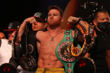 Фотография к новости: Канело одолел Эдгара Берлангу и сохранил свои титулы