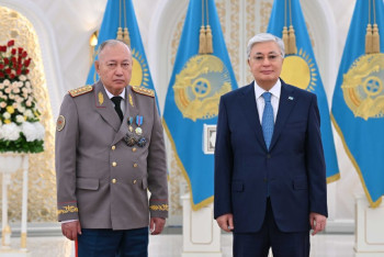 Фотография к новости: Токаев торжественно вручил знак особого отличия Сату Токпакбаеву